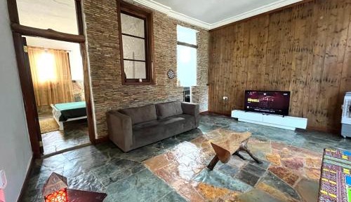 Deluxe Queen Suite