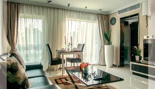 Apartment with Pool View 