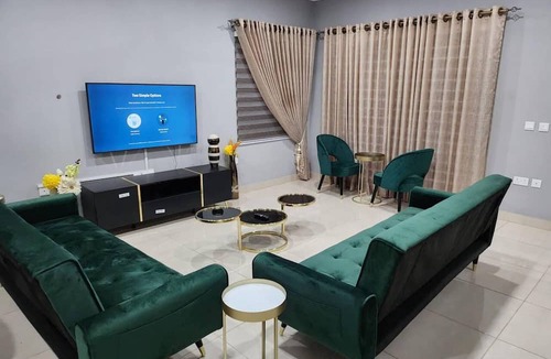 Tema House | Spacious Luxury 3bed Hse in Tema - Netflix, Wi-fi