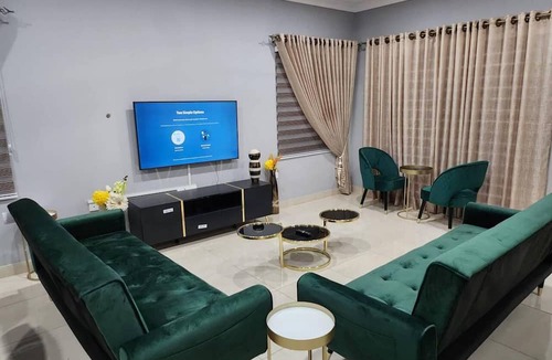 Tema House | Spacious Luxury 3bed Hse in Tema - Netflix, Wi-fi