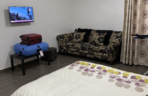 Sakumono House | 3-bed Apartment, Sleeps 6 With Wi-fi