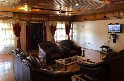 Kumasi House | 3 Bed House Sleeps 6 - Parking, Wifi, Generator