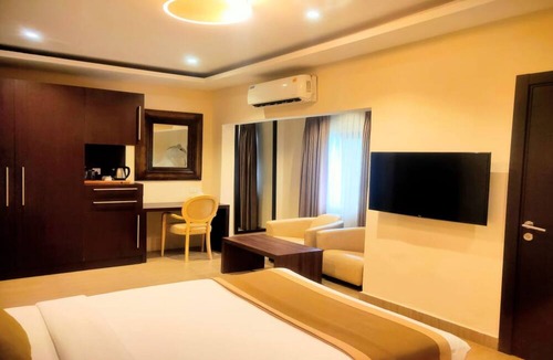 Accra Hotel | The Cabin Hotel