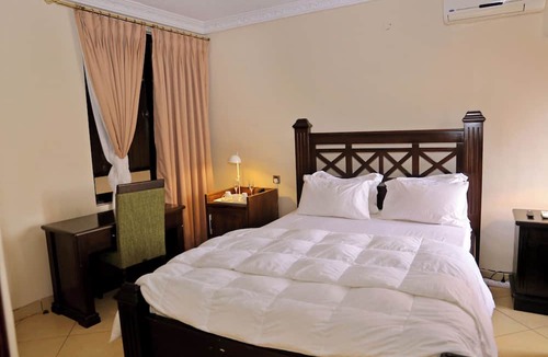 Kumasi Hotel | Village Courtyard Hotel