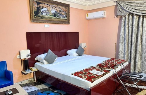 Nungua Hotel | Royal Lee's Hotel