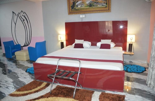 Nungua Hotel | Royal Lee's Hotel