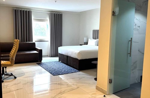 Accra Hotel | The Palms by Eagles Airport City