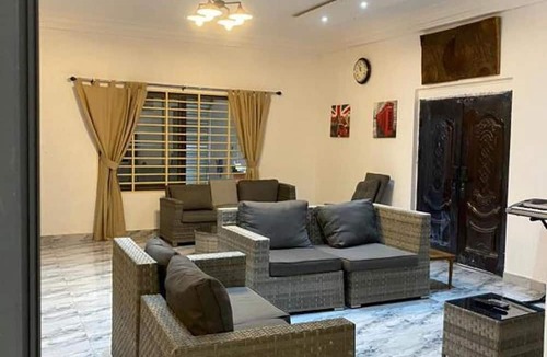 Accra Villa | 3 Bed Villa-private Garden-offstreetparking-aircon