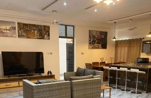Accra Villa | 3 Bed Villa-private Garden-offstreetparking-aircon