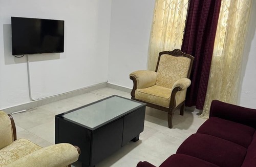 Mankessim House | 5 Bed House - Sleeps 8 - Wifi - Parking