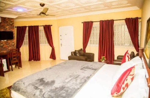 Ngleshi Amanfro Hotel | Nsuro Hotel