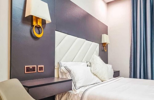 Sekondi-Takoradi Apartment | Fully-service modern lux 2-bedroom apartment with rooftop swimming pool and bar