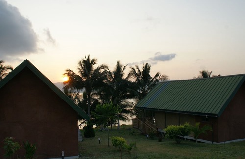 Kuntanse Cabin | Lodge Hummingbird - Lake Bosomtwe