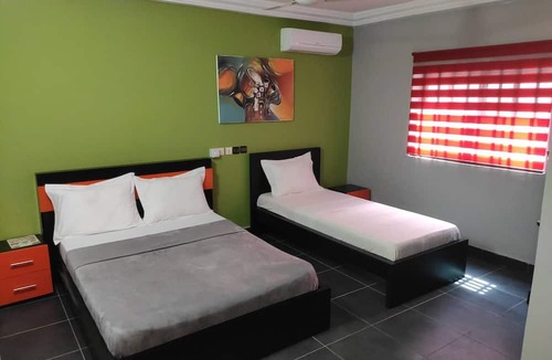 Lome House | Room-deluxe Twin Beds Bedroom In Lome To