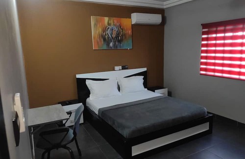 Lome House | Room-deluxe Double Bed Bedroom in Lome -