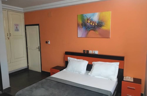 Lome House | Room-deluxe Double Bed Bedroom in Lome -