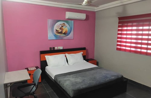 Lome House | Room-deluxe Double Bed Bedroom in Lome -