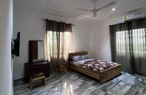 Nungua House | 5 Bedroom House Sleeps 12 -balcony -hired Security