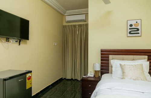 Oyibi House | Sunrise Cave Guest House