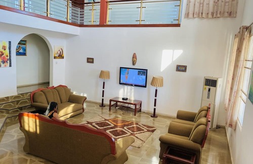 Sekondi-Takoradi Cabin | Luxurious Ten-Bedroom Lodge Apartment