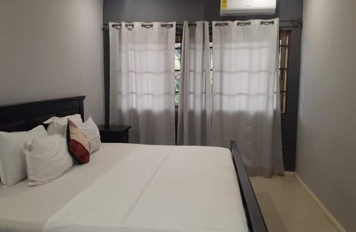 Cape Coast Hotel | Hans Cottage Botel
