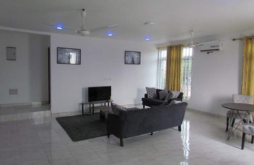 Taifa Apartment | Queen-sized 2 bedroom Apt near Accra @ Victoria Grand apartments