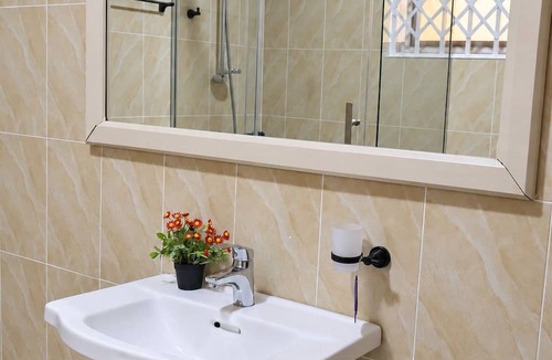 Teshie Hotel | Central Private Family 5BR Wi-Fi Lounge Free Park