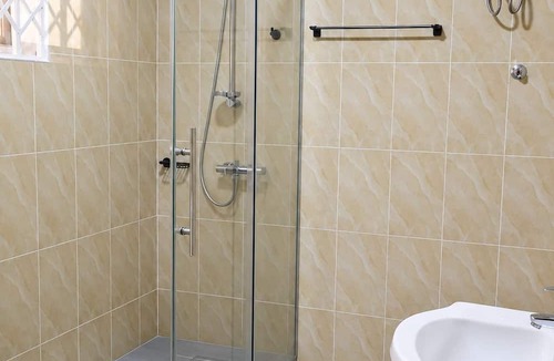 Teshie Hotel | Central Private Family 5BR Wi-Fi Lounge Free Park