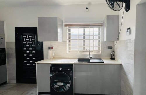 Tesano House | Modern 3 Bedroom En Suite Near Beach