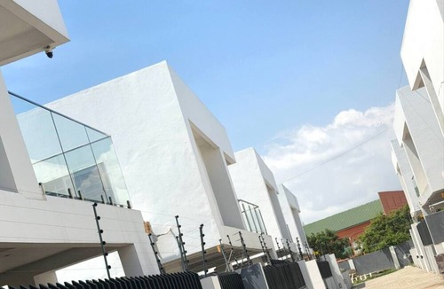 Tesano House | Modern 3 Bedroom En Suite Near Beach