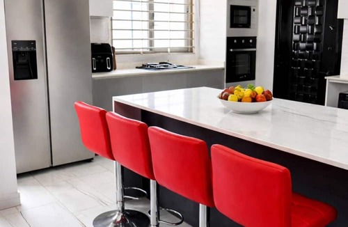 Tesano House | Modern 3 Bedroom En Suite Near Beach