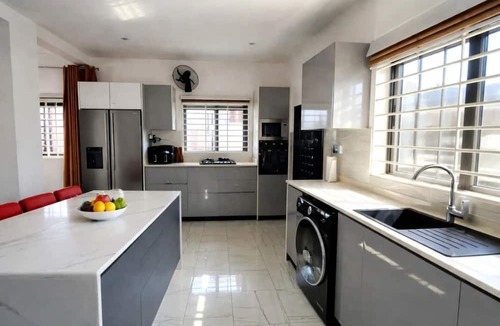 Tesano House | Modern 3 Bedroom En Suite Near Beach