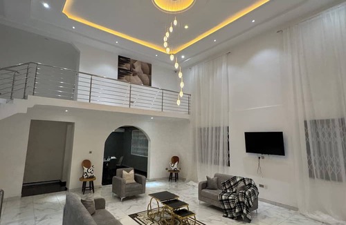 Prampram House | Spacious 7-bedroom house with WiFi and AC in Dawhenya
