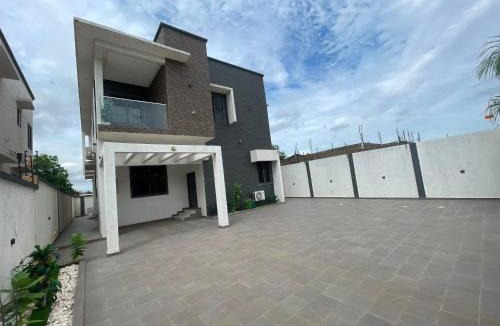 Ogbodjo Apartment | Ted Orchards gate 2