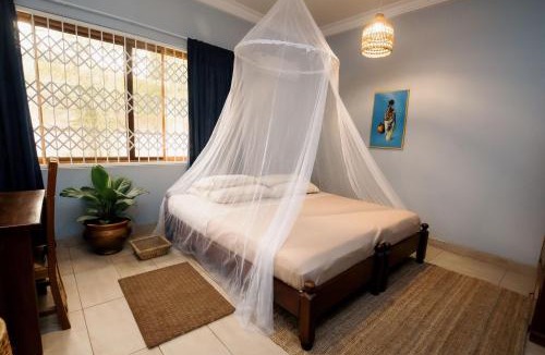 North Legon House | Agbogba Tropical Villa - Spacious-Cozy-Green