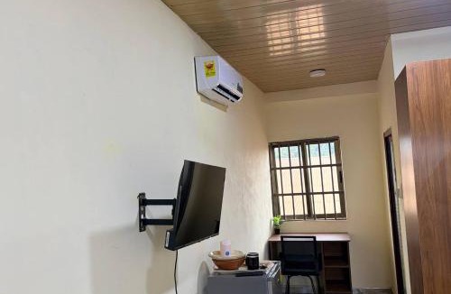 Ashanti Region House | Stylish 1-Bedroom with AC, Starlink & Laundry