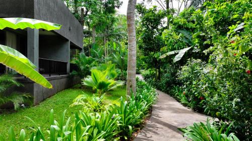 Teshie Resort | Ahyiresu Farmhouse Resort