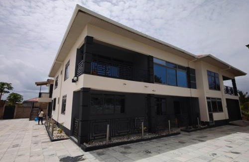 Elmina Cabin | Spacious Home , Villa not far from beach