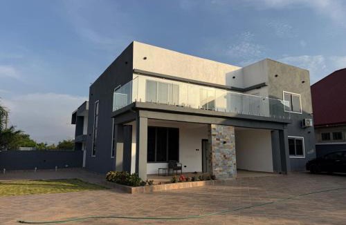 Kubease Apartment | Luxury Spacious Retreat with Modern Comfort