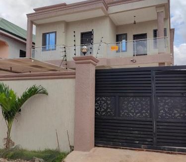Bono East Region Apartment | Beautiful & comfy three bedroom house with mountain views!