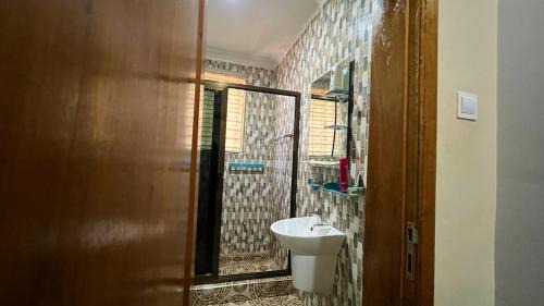 Accra Apartment | FranGee gold house with cool breeze & solar backup