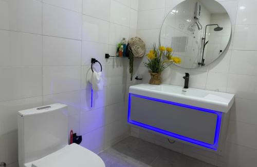 Tamale Apartment | Palm Pebbles Staycation Deluxe Suite Near Tamale Airport Starlink Wi-Fi, solar powered king bed
