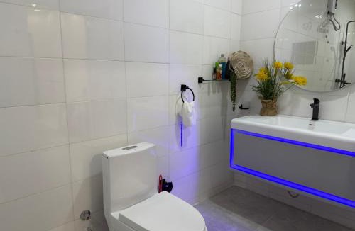 Tamale Apartment | Palm Pebbles Staycation Deluxe Suite Near Tamale Airport Starlink Wi-Fi, solar powered king bed