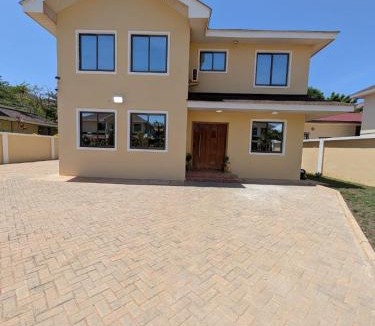 Weija House | Spacious 3BR, Minutes from West Hills Mall