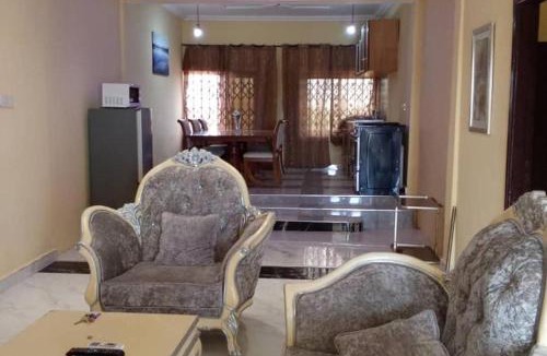 Mankessim House | 5 Bed House - Sleeps 8 - Wifi - Parking