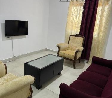 Mankessim House | 5 Bed House - Sleeps 8 - Wifi - Parking