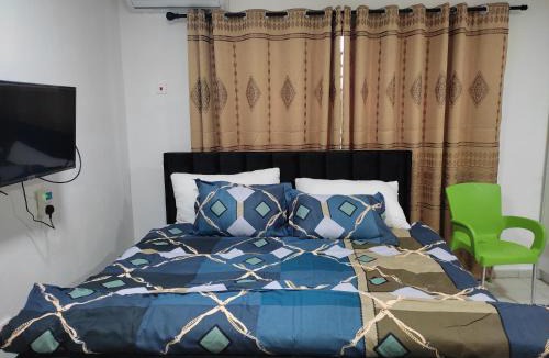 Accra Apartment | Sleeps 2 - Pet Friendly with Garden & Parking