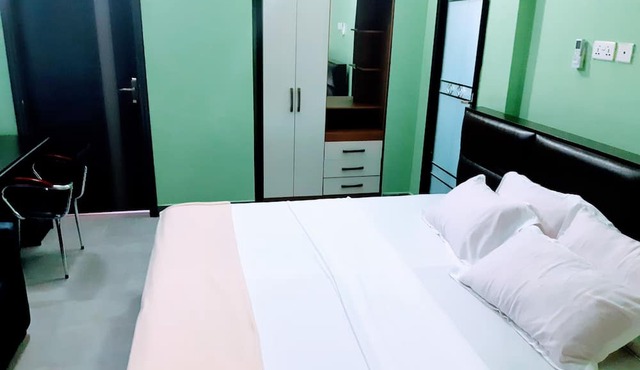 Julbert Plaza Hotel in Tema