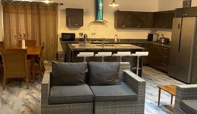 3 Bed Villa-private Garden-offstreetparking-aircon