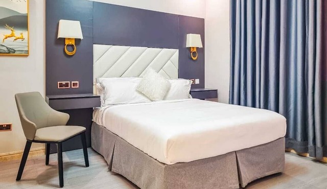 Fully-service modern lux 2-bedroom apartment with rooftop swimming pool and bar